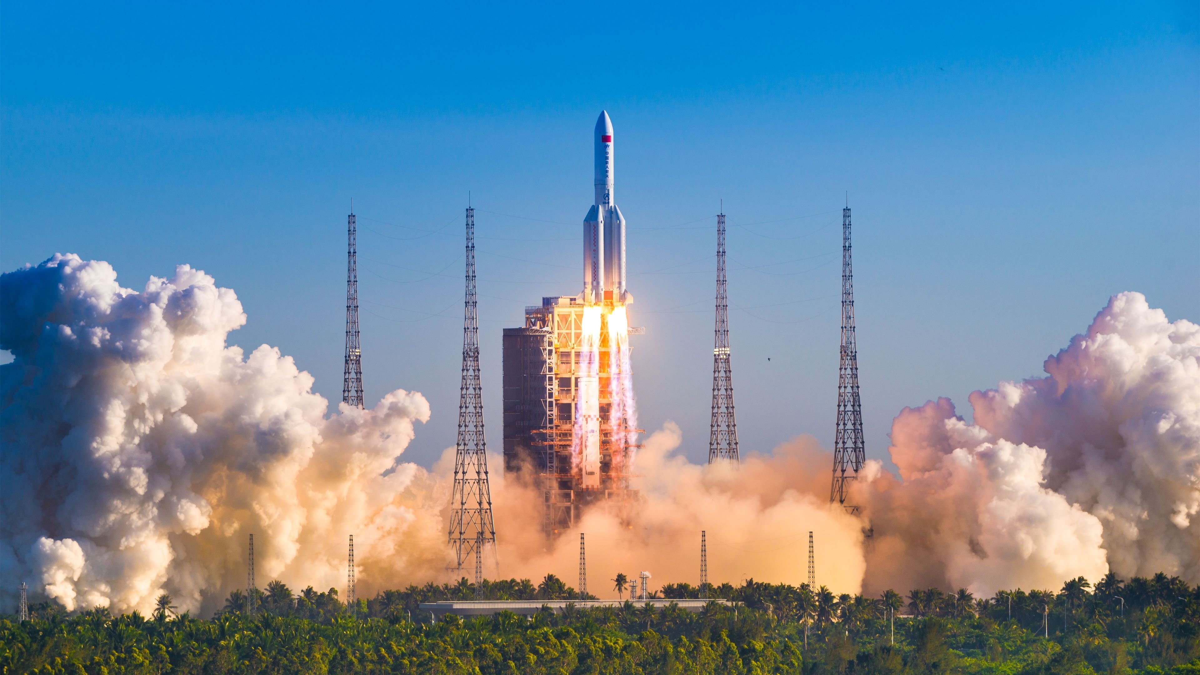 “东安湖体育公园：龙舟比赛水上英雄竞逐荣耀”